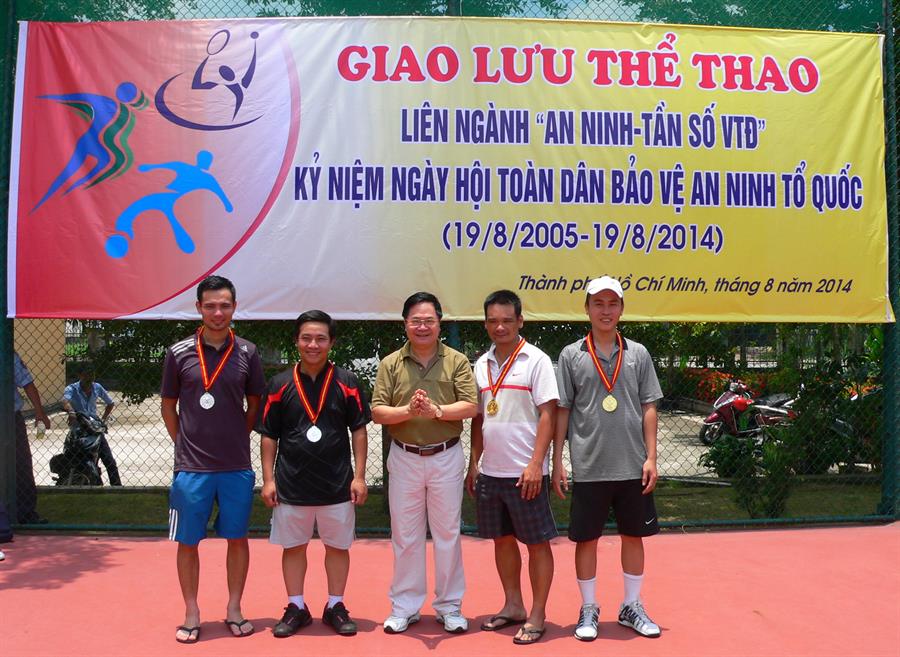 Ông Nguyễn Khắc Đức – Phó Cục trưởng Cục Kỹ thuật nghiệp vụ I trao huy chương cho các VĐV đoạt giải môn tennis.