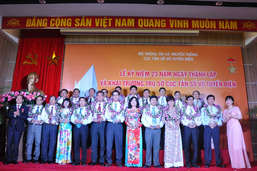 Cục trưởng Đoàn Quang Hoan và Phó Cục trưởng Nguyễn Phương Anh trao tặng kỷ vật lưu niệm, hoa cho các CCVC được tôn vinh