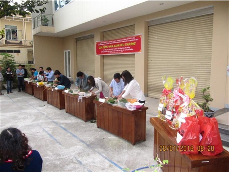 Mỗi đơn vị có 02 người tham gia thi gói 02 cặp bánh có khuôn sẵn