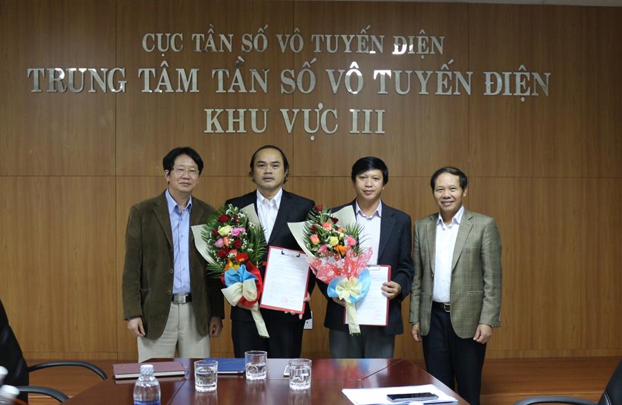 Cục trưởng Đoàn Quang Hoan trao Quyết định bổ nhiệm cho ông Hạnh và ông Hà