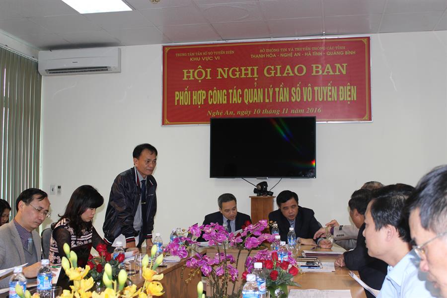 Phó Cục trưởng Cục Tần số VTĐ Nguyễn Văn Thư phát biểu tại Hội nghị 