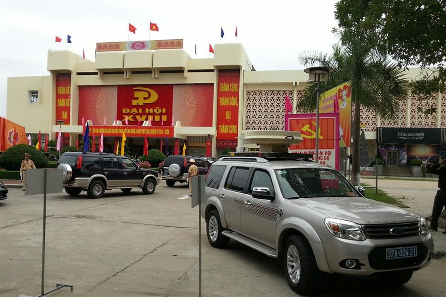 Xe thiết bị của Trung tâm VI kiểm soát tần số ngay tại địa điểm tổ chức Đại hội