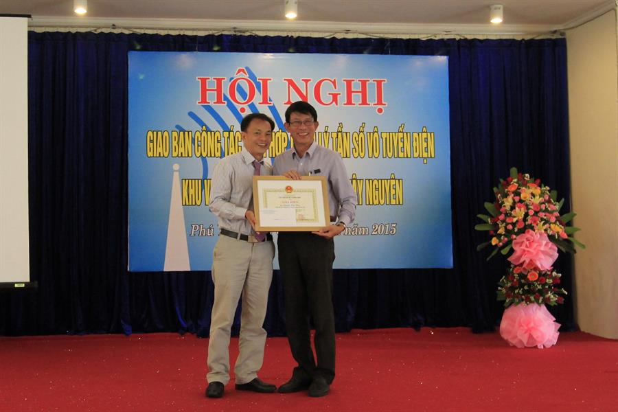 Phó Cục trưởng Nguyễn Văn Thư trao Giấy khen cho ông Nguyễn Kim Hòa – Giám đốc Sở TTTT Khánh Hòa