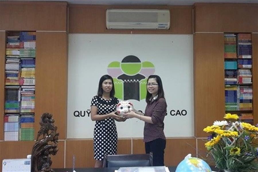 Đại diện Chi đoàn TTKT trao heo tiết kiệm cho Quỹ Trò nghèo vùng cao