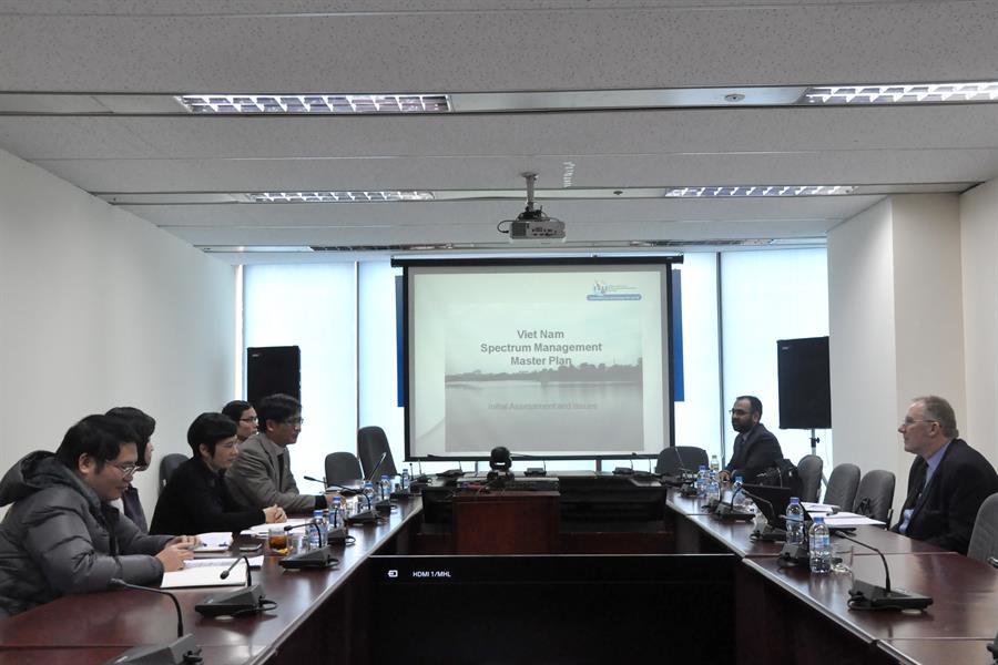 Buổi làm việc của Đoàn chuyên gia với Cục Tần số VTĐ sáng ngày 25/01/2016