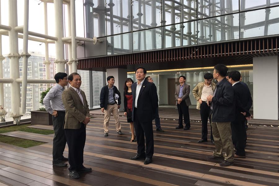 Bộ trưởng kiểm tra mặt bằng làm việc của Cục Tần số VTĐ và của các đơn vị khác thuộc Bộ