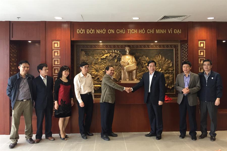 Bộ trưởng trao tặng tượng Chủ tịch Hồ Chí Minh cho Cục Tần số VTĐ