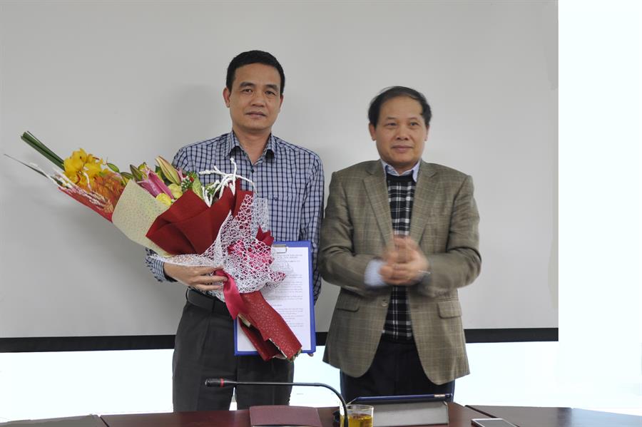 Cục trưởng Đoàn Quang Hoan thừa ủy quyền của Bộ trưởng Bộ TTTT trao Quyết định bổ nhiệm cho ông Nguyễn Phương Đông