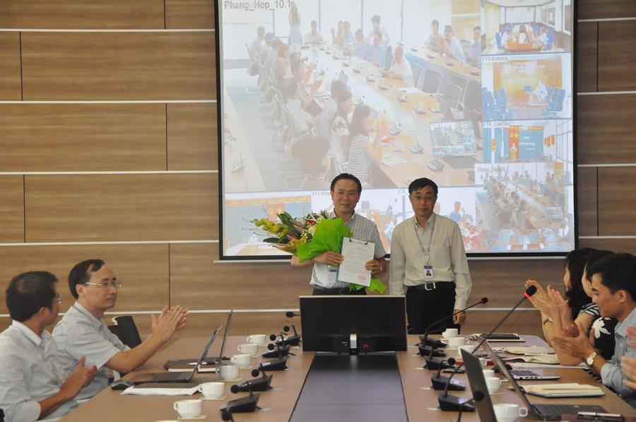 Phó Cục trưởng Nguyễn Ngọc Lâm trao Quyết định cho ông Võ Giang Nam