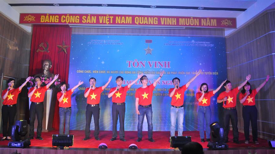 Một trong những tiết mục biểu diễn tại Chương trình giao lưu văn nghệ.