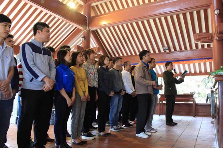 Các đại biểu tiêu biểu của Đoàn TN Cục Tần số VTĐ dâng hương và báo công tại Đền thờ Bác Hồ trên đỉnh Vua, dãy núi Ba Vì, Hà Nội