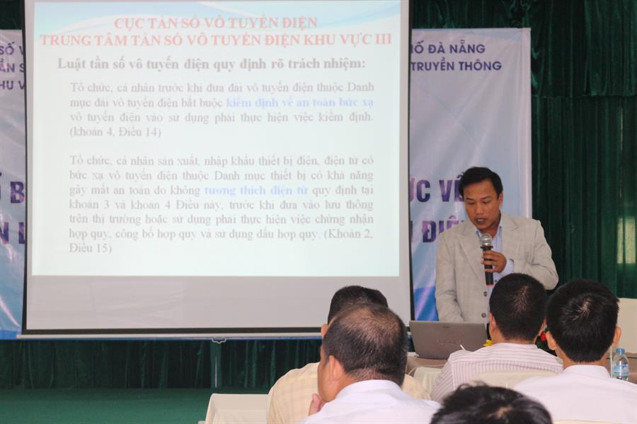 Đại diện Trung tâm III phổ biến các quy định về quản lý, sử dụng tần số VTĐ