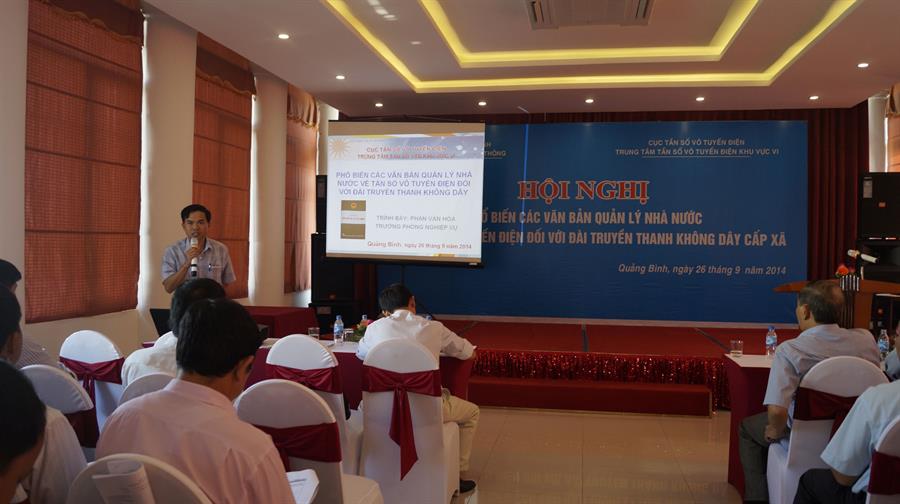 Cán bộ của Trung tâm Tần số vô tuyến điện khu vực VI trình bày tại hội nghị