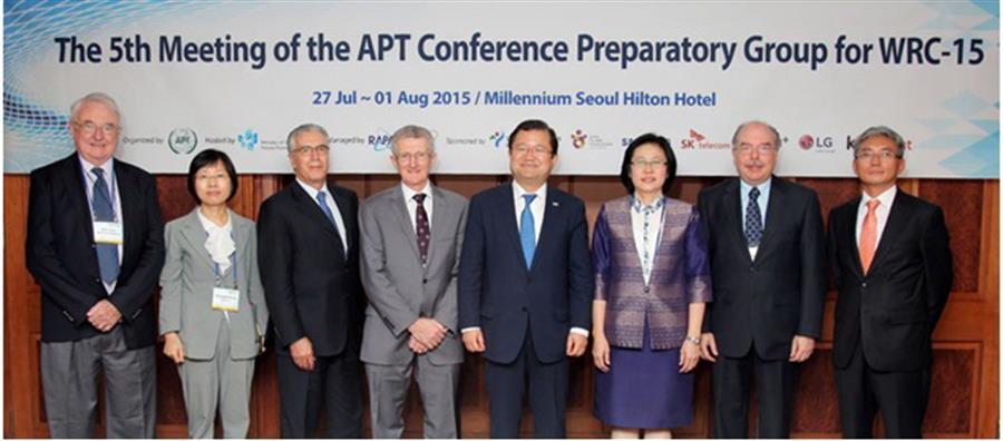 Ban lãnh đạo APG chụp ảnh lưu niệm với Tổng thư ký APT (thứ 3 từ phải sang)