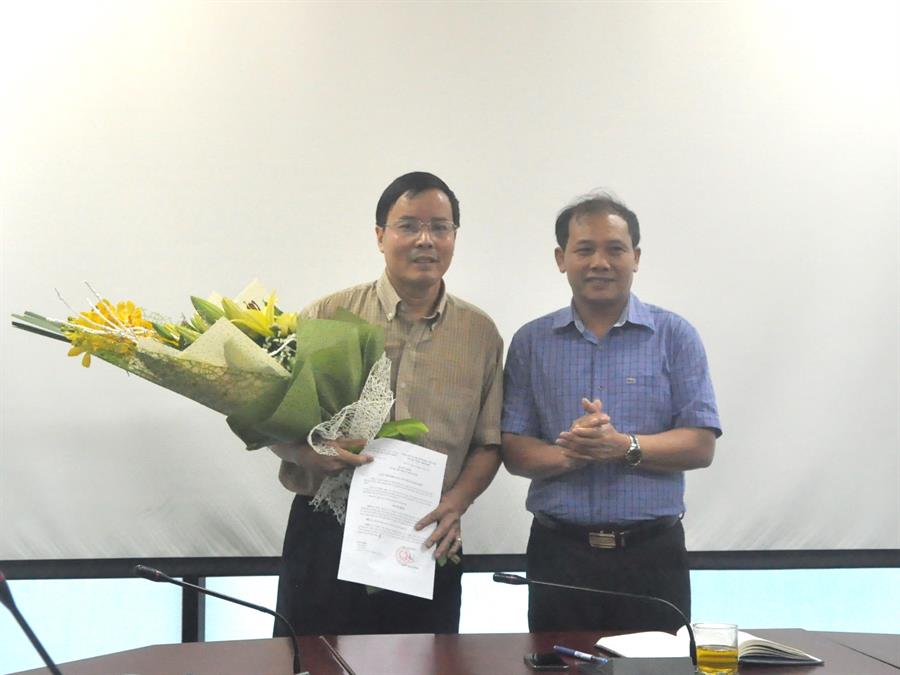 Cục trưởng Đoàn Quang Hoan trao Quyết định cho ông Nguyễn Việt Thạch