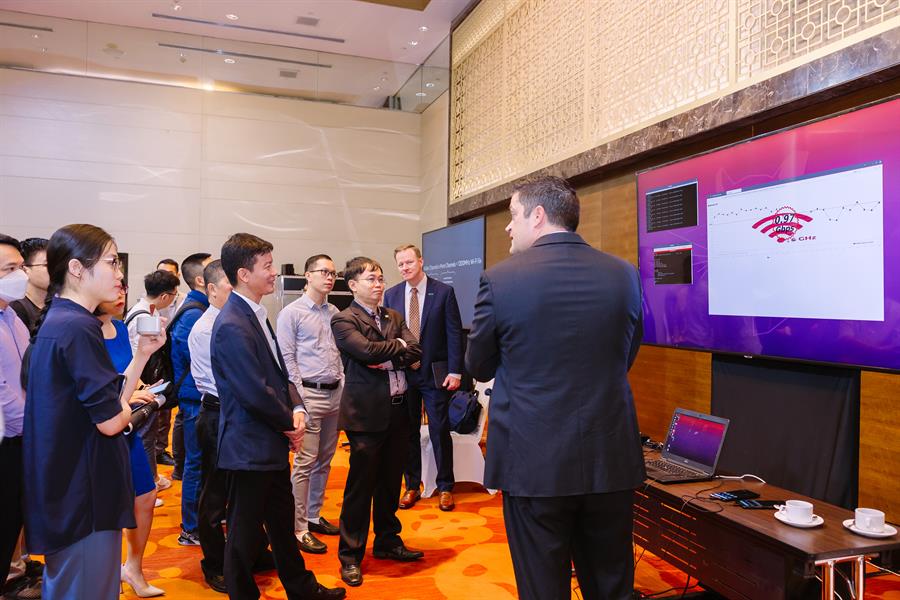 Các đại biểu tham quan và trực tiếp trải nghiệm những tính năng vượt trội về tốc độ cao, dung lượng lớn và độ trễ thấp của các dòng thiết bị Wi-Fi 6E tại khu vực triển lãm của Hội thảo