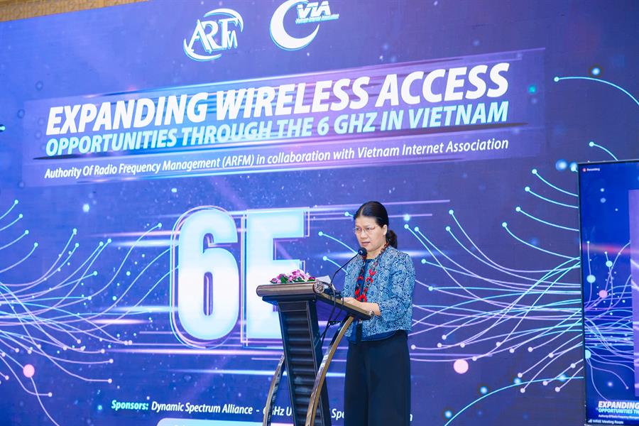 Bà Thảo Griffiths – Giám đốc Chính sách công thị trường Việt Nam, Tập đoàn META phát biểu tại Hội thảo