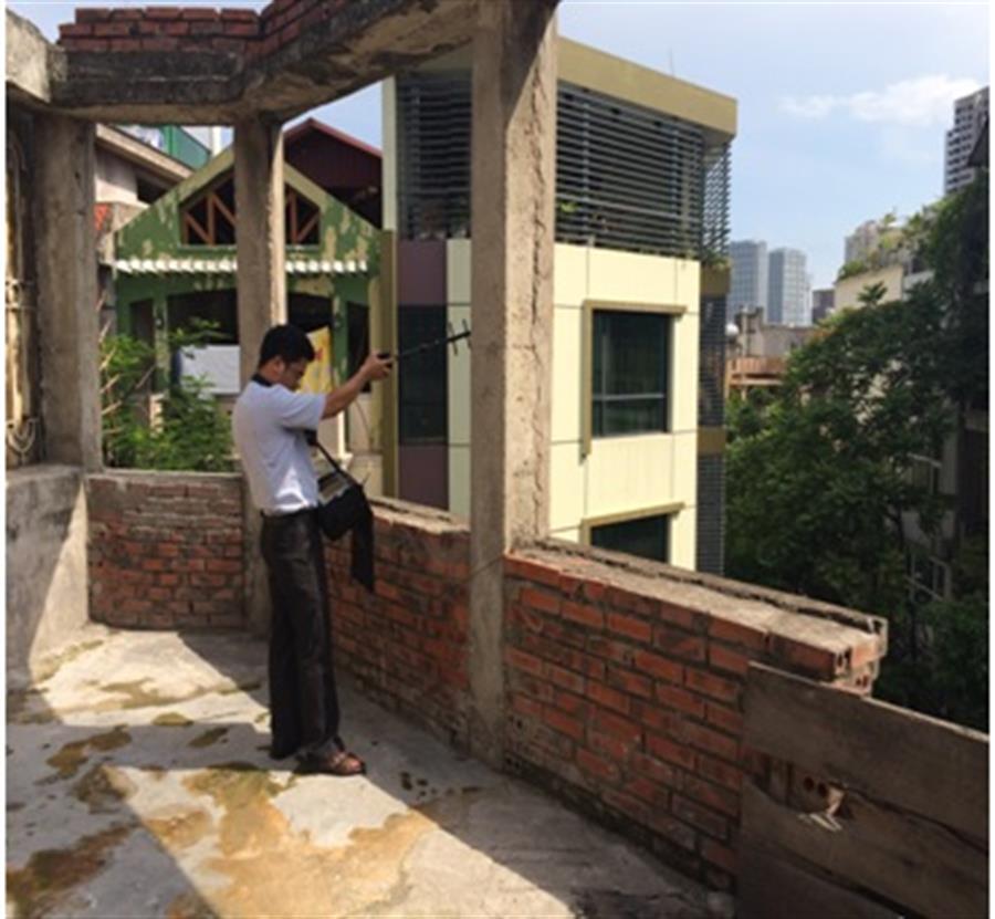 Công chức của Trung tâm I sử dụng thiết bị kiểm soát, tìm kiếm nguồn gây can nhiễu