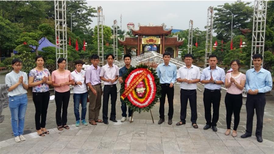 Đoàn CBCCVC Trung tâm V đến đặt vòng hoa và thắp hương tại Đền Liệt sĩ quận Hồng Bàng