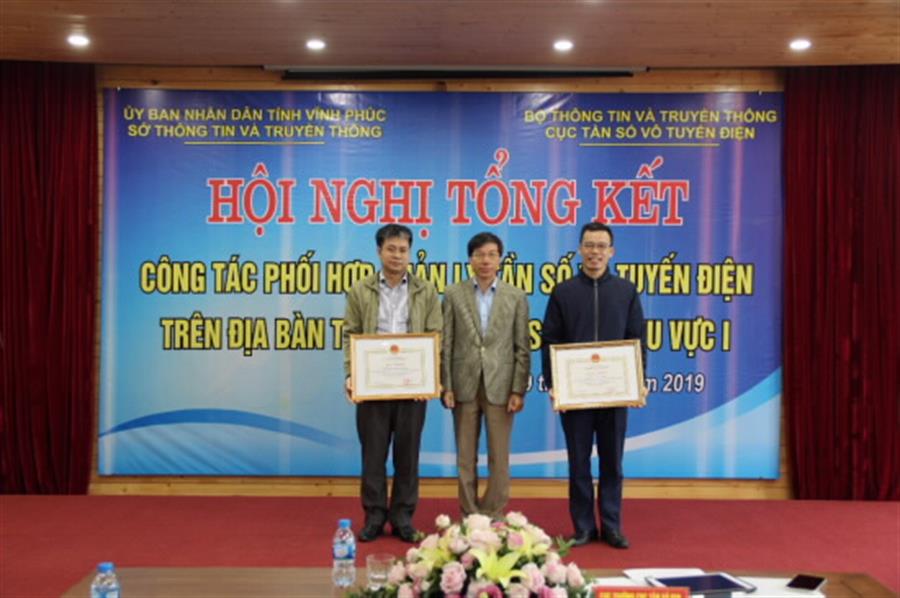 Cục Trưởng Cục Tần số vô tuyến điện trao Giấy khen cho các cá nhân  đã có nhiều thành tích trong công tác quản lý tần số VTĐ năm 2019