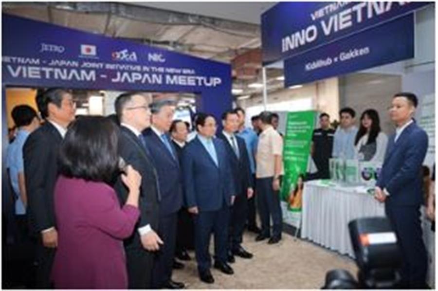 Tổng Bí thư Tô Lâm, Thủ tướng Phạm Minh Chính và các đại biểu tham quan gian hàng triển lãm.