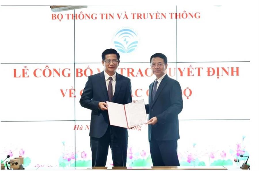 Bộ trưởng Nguyễn Mạnh Hùng trao quyết định bổ nhiệm cho ông Lê Văn Tuấn