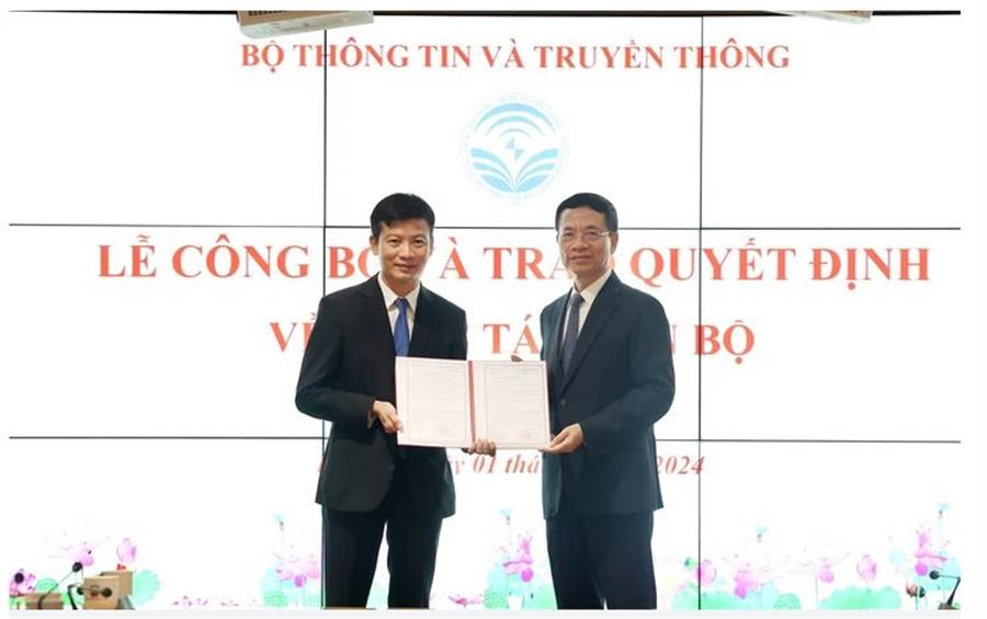 Bộ trưởng Nguyễn Mạnh Hùng trao quyết định bổ nhiệm cho ông Lê Thái Hòa