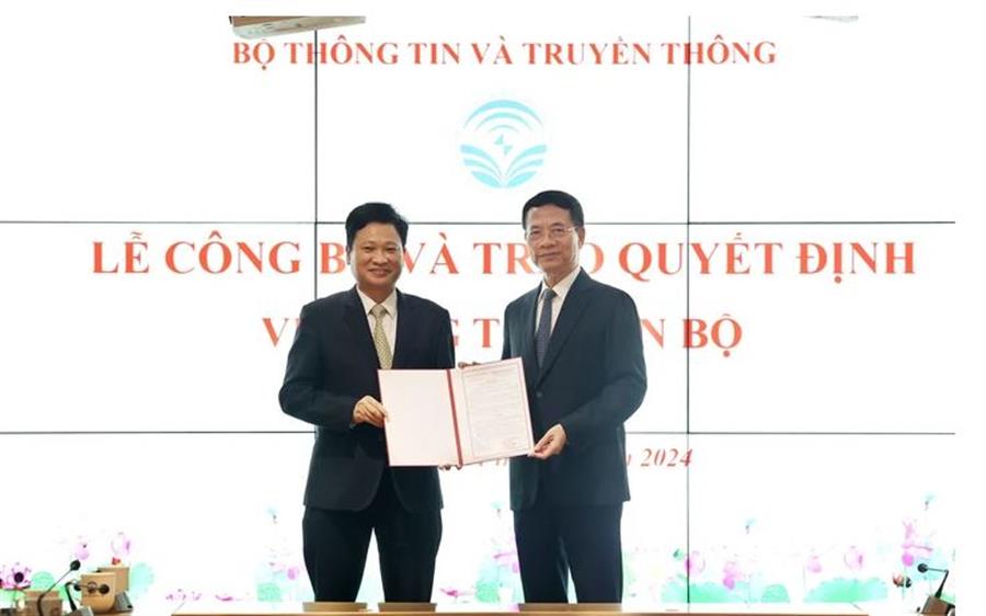 Bộ trưởng Nguyễn Mạnh Hùng trao quyết định bổ nhiệm cho ông Nguyễn Khắc Lịch