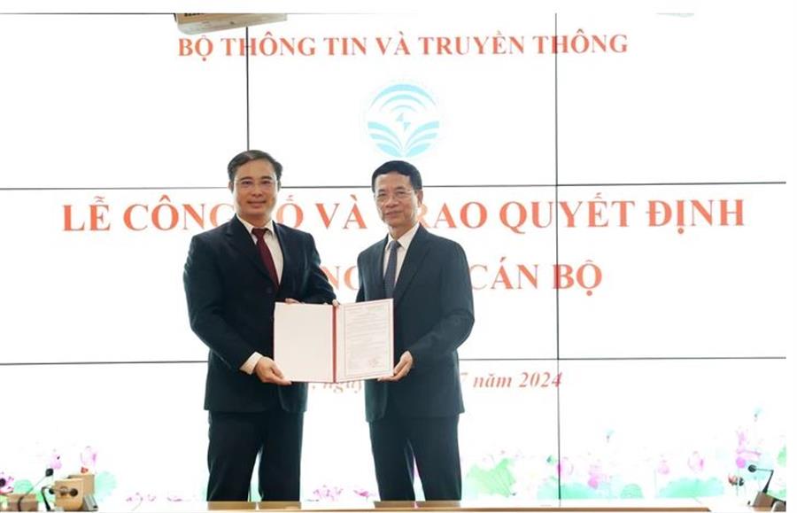 Bộ trưởng Nguyễn Mạnh Hùng trao quyết định bổ nhiệm cho ông Nguyễn Hữu Hạnh