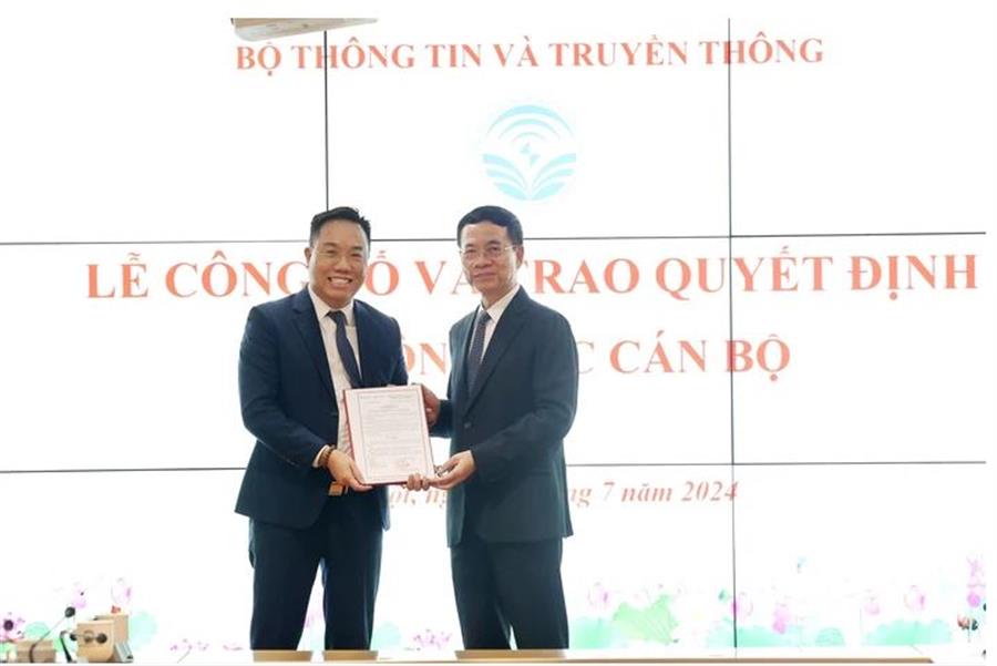 Bộ trưởng Nguyễn Mạnh Hùng trao quyết định cho ông Nguyễn Nguyên