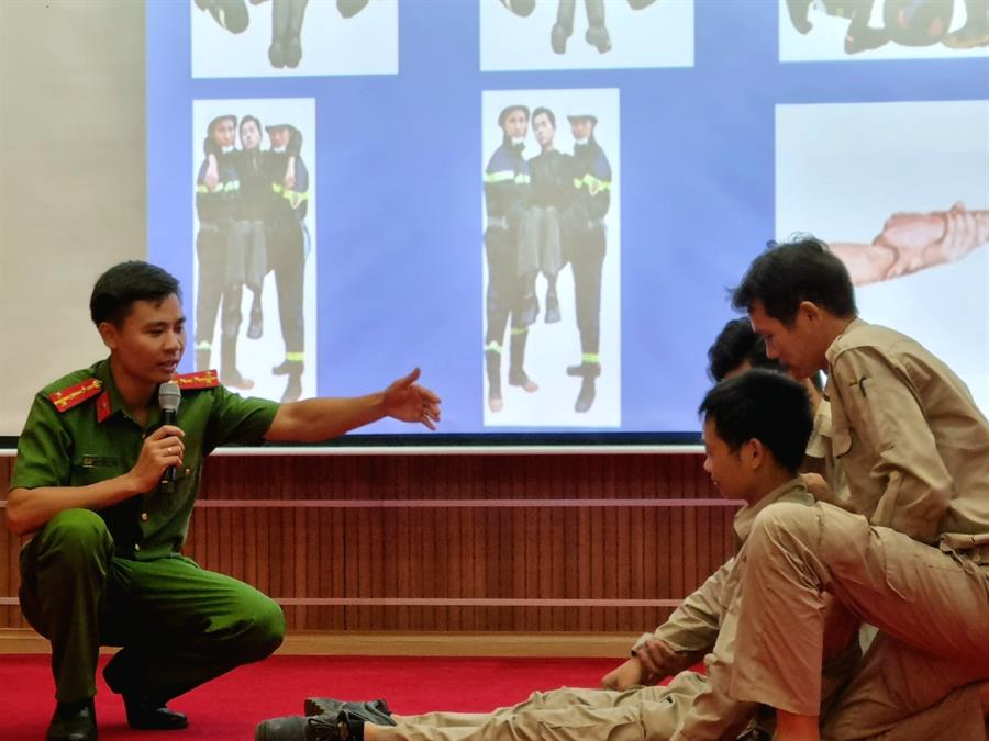 Giảng viên Nguyễn Thanh Tùng hướng dẫn kỹ thuật kiệu người bị nạn