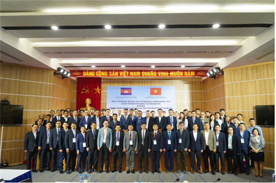 Ông Lê Thái Hòa - Phó Cục trưởng Cục Tần số vô tuyến điện Việt Nam chụp ảnh lưu niệm cùng Đoàn Campuchia và các đại biểu tham dự Cuộc họp