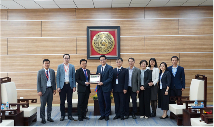 Cục trưởng Cục Tần số vô tuyến điện Việt Nam - Ông Lê Văn Tuấn tặng ảnh kỷ niệm cho Lãnh đạo Đoàn Campuchia tại buổi tiếp xã giao