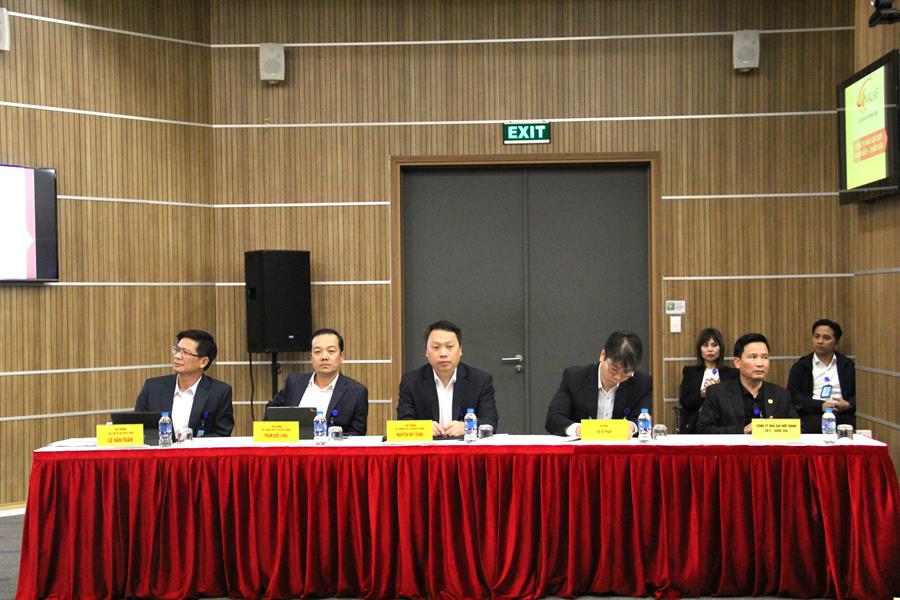 Thứ trưởng Bộ TT&TT Nguyễn Huy Dũng; Thứ trưởng Phạm Đức Long; đại diện Bộ Tư pháp và Công ty Đấu giá Hợp danh Số 5 Quốc gia trong buổi đấu giá quyền sử dụng tần số.