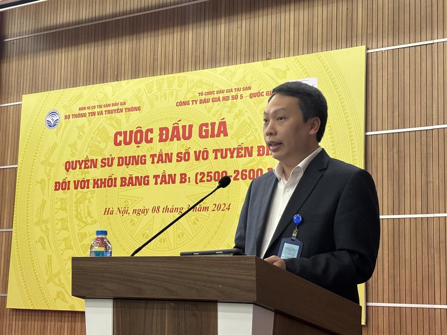 A-Dũng-1.jpg Thứ trưởng Nguyễn Huy Dũng phát biểu khai mạc đấu giá quyền sử dụng đối với khối băng tần B1 (2500MHz-2600MHz)