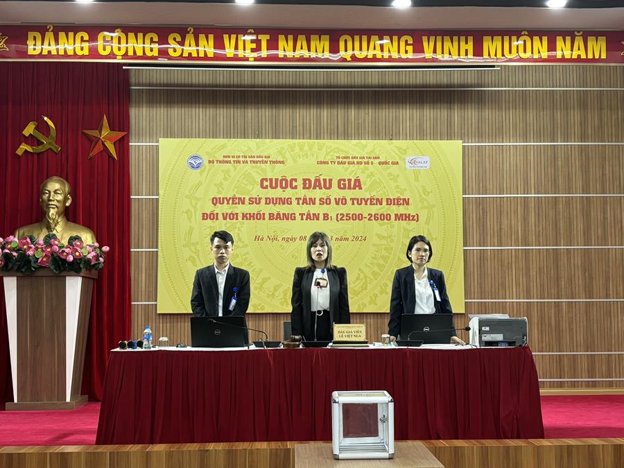 3-ng.jpg Đấu giá viên của Công ty đấu giá Hợp danh số 5 Quốc gia đang chuẩn bị cho phiên đấu giá