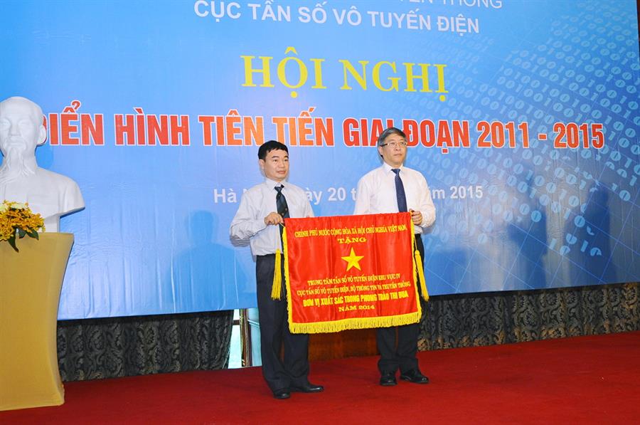 Thứ trưởng Lê Nam Thắng trao Cờ thi đua của Chính phủ cho Trung tâm IV