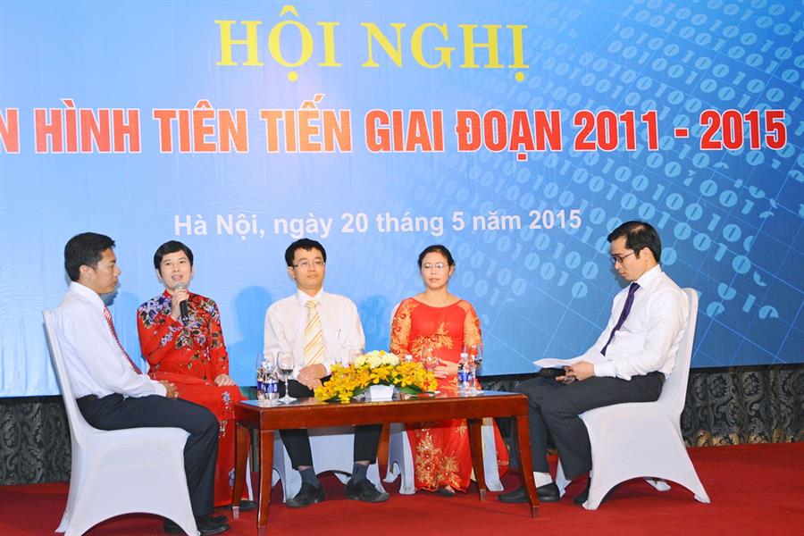 Các cá nhân điển hình tiên tiến tọa đàm trên sân khấu Hội nghị