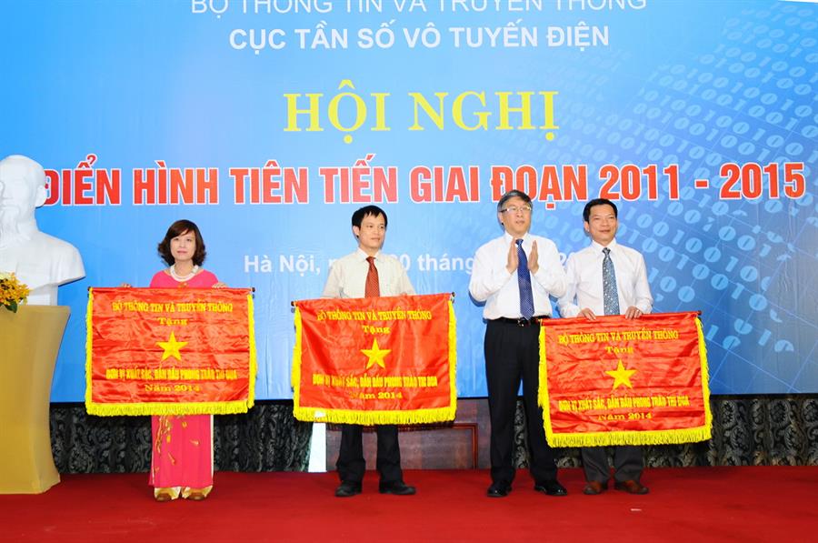 Thứ trưởng Lê Nam Thắng trao Cờ thi đua của Bộ TTTT cho 03 đơn vị