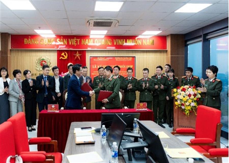 Đại diện lãnh đạo hai đơn vị ký kết Quy chế phối hợp bảo đảm an ninh, an toàn thông tin vô tuyến điện