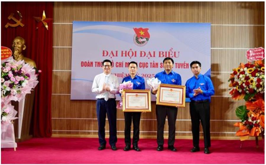 Đồng chí Lê Văn Tuấn – Bí thư Đảng ủy, Cục trưởng Cục Tần số VTĐ và đồng chí Tống Trường Giang – Phó Bí thư Đoàn TNCS Hồ Chí Minh Bộ KHCN trao tặng Giấy khen cho 02 Đoàn viên ưu tú