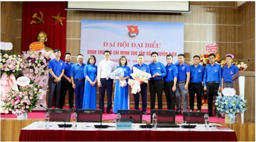 Đồng chí Lê Văn Tuấn – Bí thư Đảng ủy, Cục trưởng Cục Tần số VTĐ và đồng chí Tống Trường Giang – Phó Bí thư Đoàn TNCS Hồ Chí Minh Bộ KHCN chụp ảnh lưu niệm cùng Ban Chấp hành nhiệm kỳ 2025 - 2030