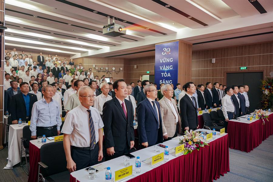 Hình ảnh lễ chào cờ tại buổi lễ kỉ niệm 30 năm ngày thành lập Cục Tần số vô tuyến điện (8/6/1993-8/6/2023)