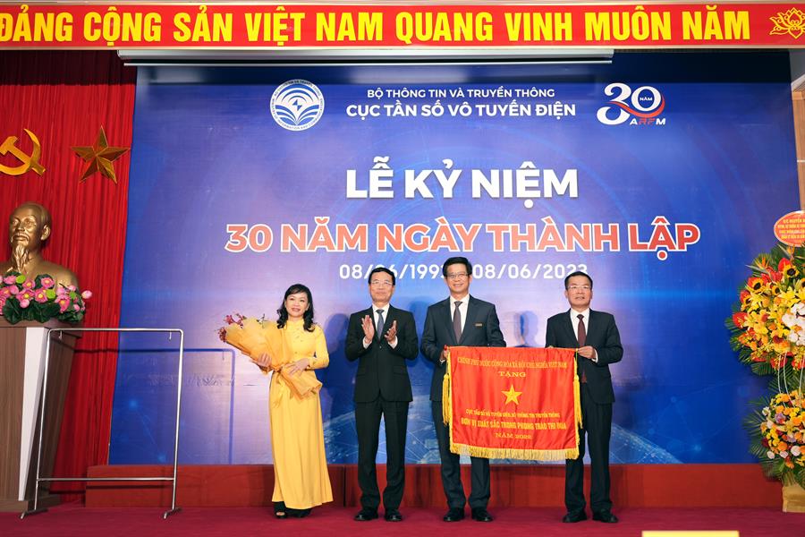 Bộ trưởng Nguyễn Mạnh Hùng đã trao Cờ Thi đua của Chính phủ cho Cục Tần số vô tuyến điện