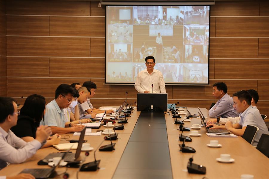 Ông Lê Văn Tuấn – Cục trưởng Cục Tần số VTĐ phát biểu tại Hội nghị