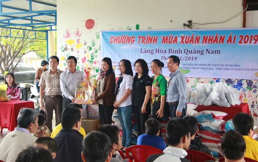 Đại diện các đơn vị tham gia Chương trình tặng quà chúc mừng năm mới cho tập thể Làng Hoà Bình