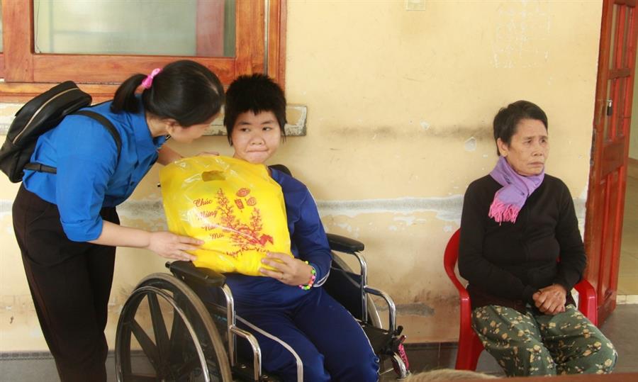 Đoàn Thanh niên tặng quà cho cháu Nguyễn Thị Phượng - 13 tuổi, đến từ xã Bình Chánh - Huyện Thăng Bình   