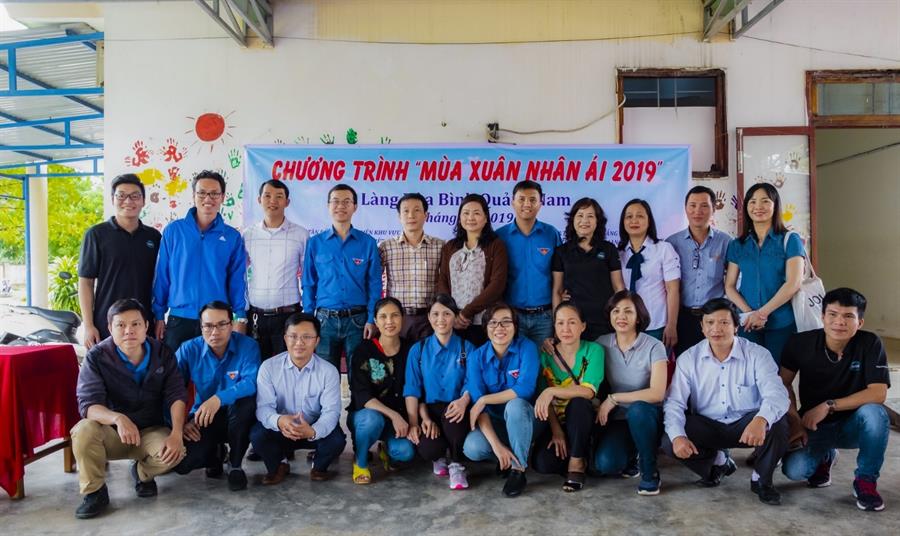 Toàn Đoàn chụp ảnh lưu niệm cùng Lãnh đạo Làng Hòa Bình – Quảng Nam