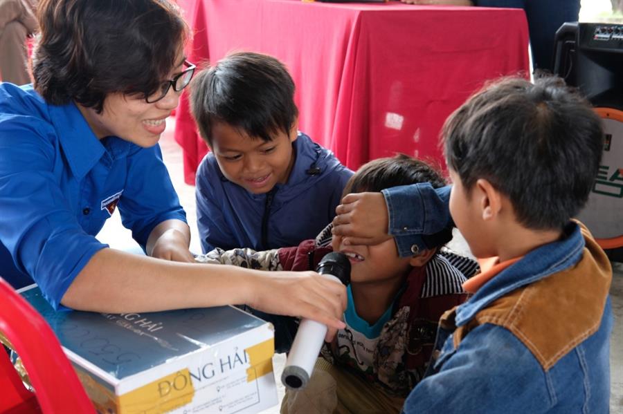 Trò chơi bịt mắt đoán vật do Đoàn tổ chức được các cháu nhỏ tại Làng hào hứng tham gia