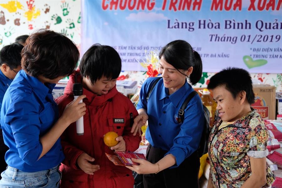 Hai cháu nhỏ khuyết tật Lê Thị Ánh Tuyết (áo đỏ) và Phan Thị Minh Hải (áo hoa văn nhiều màu) mạnh dạn tham gia trò chơi  